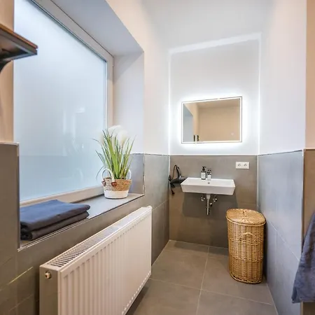 Apartment 120qm, Cozy Apartment, Sehr Zentral Am Hbf, 3sz